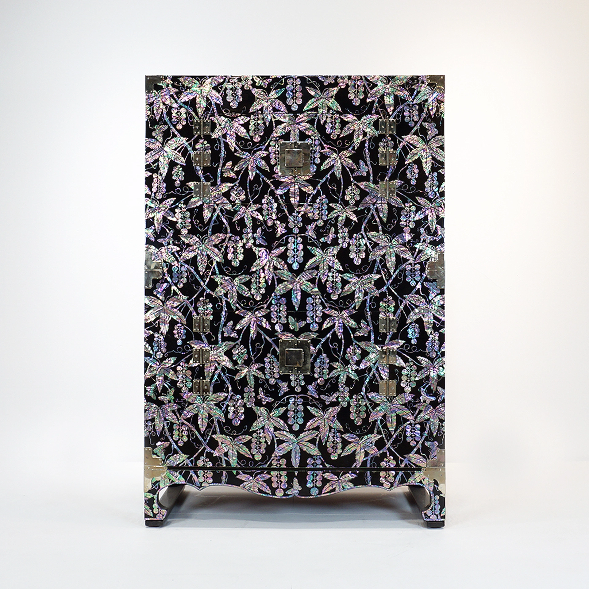 검정 옻칠 바탕에 포도와 나비 문양을 자개로 장식한 나전칠기 이층장 - 대표 이미지