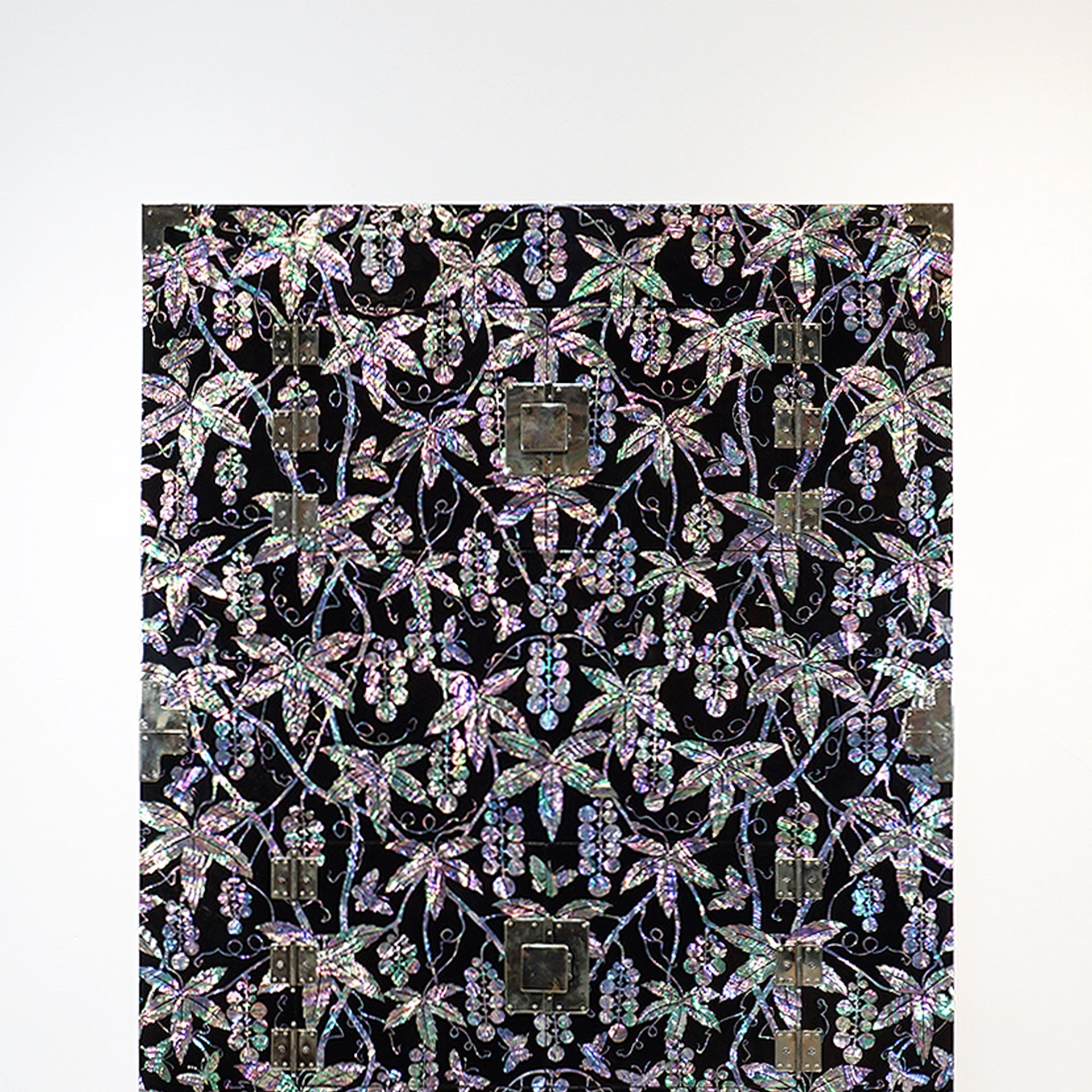 검정 옻칠 바탕에 포도와 나비 문양을 자개로 장식한 나전칠기 이층장 - 문양