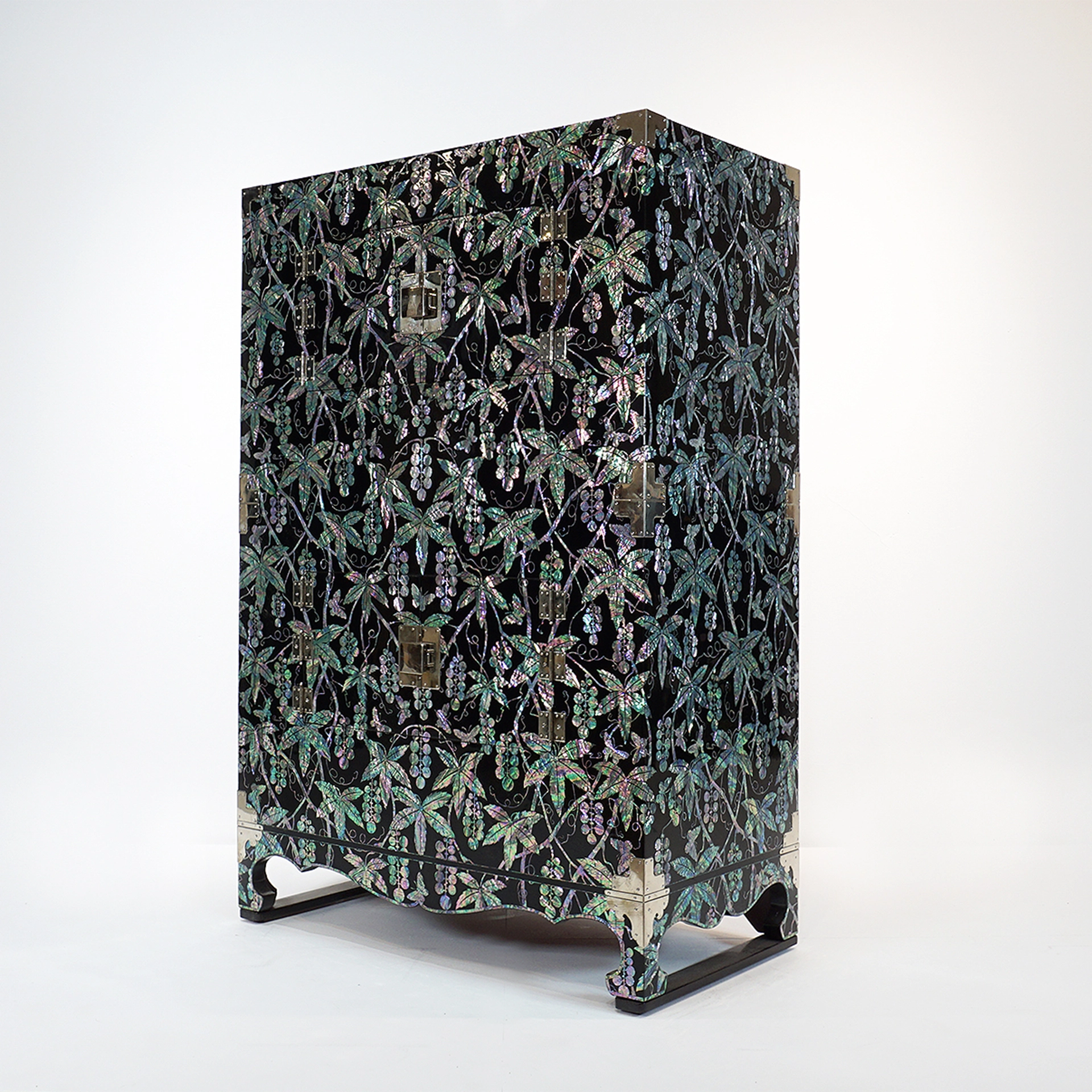 검정 옻칠 바탕에 포도와 나비 문양을 자개로 장식한 나전칠기 이층장 - 디테일