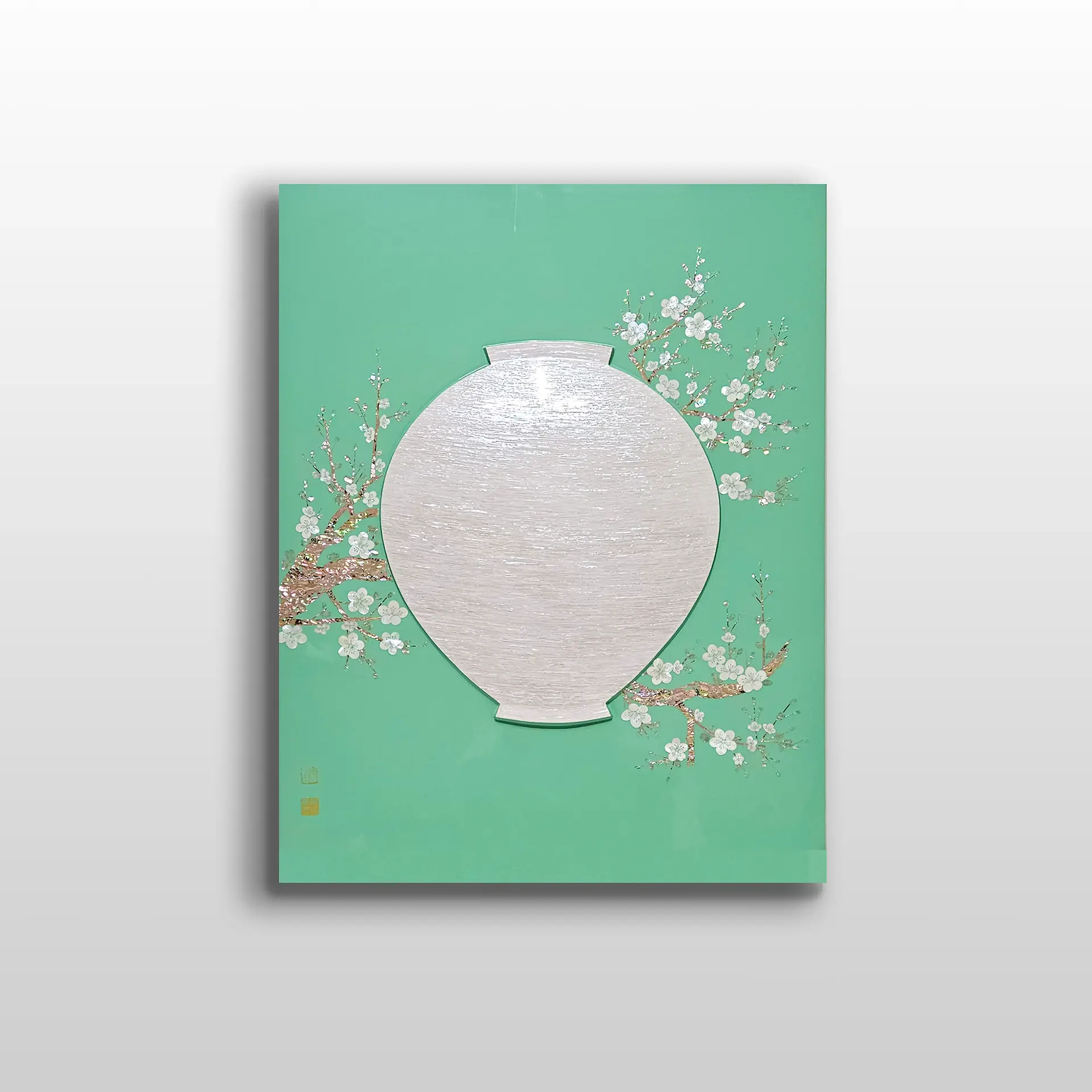 은빛 달항아리와 매화를 록빛 위에 담아낸 감성적인 액자 - 대표 이미지