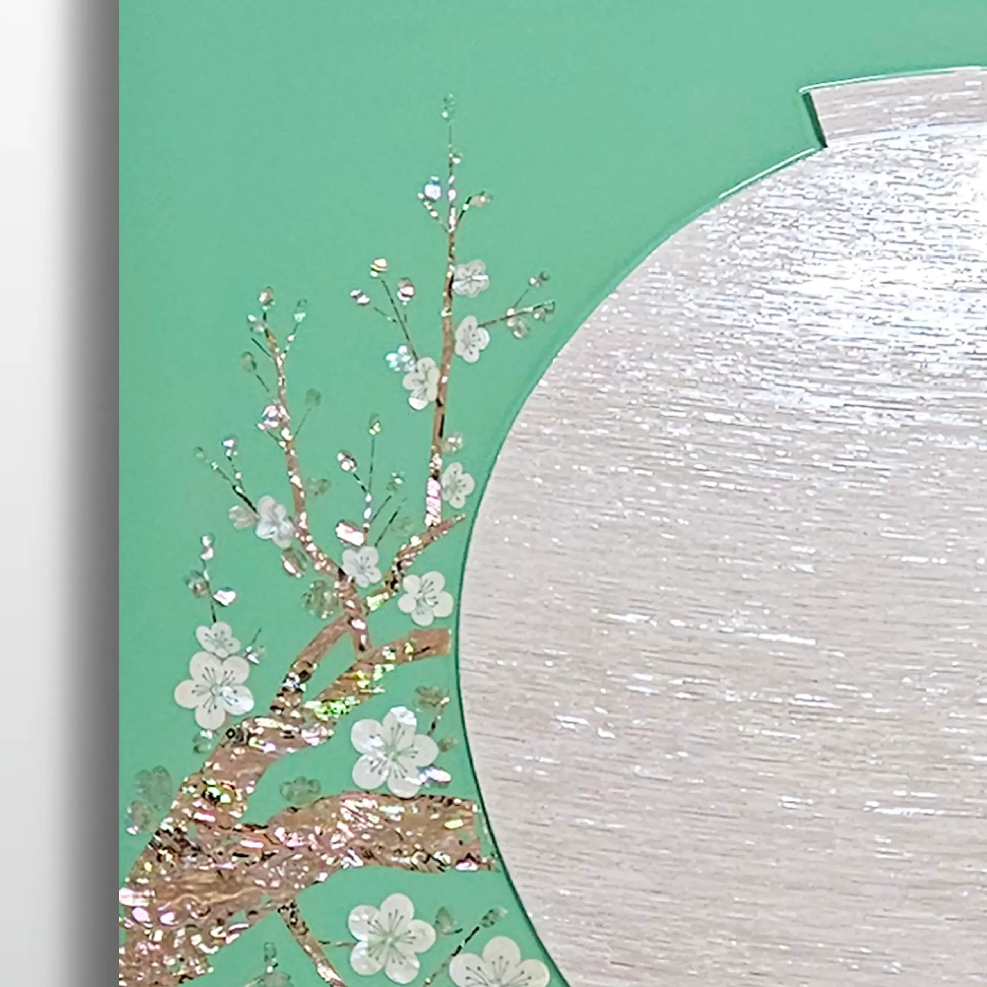 은빛 달항아리와 매화를 록빛 위에 담아낸 감성적인 액자 - 디테일