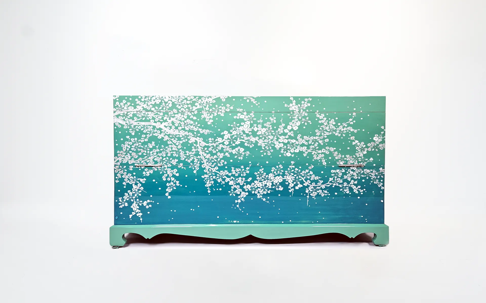 자개로 수놓은 매화를 청록빛 위에 담아낸, 현대적인 감성으로 풀어낸 작품 - 대표 이미지