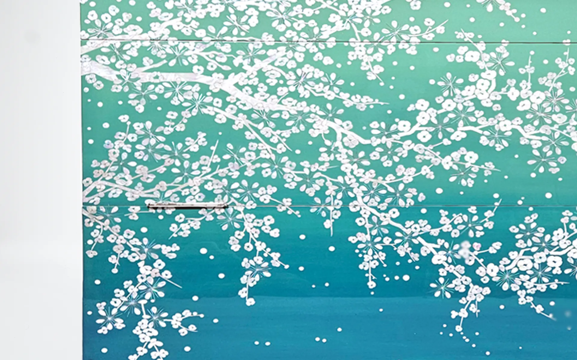 자개로 수놓은 매화를 청록빛 위에 담아낸, 현대적인 감성으로 풀어낸 작품 - 디테일