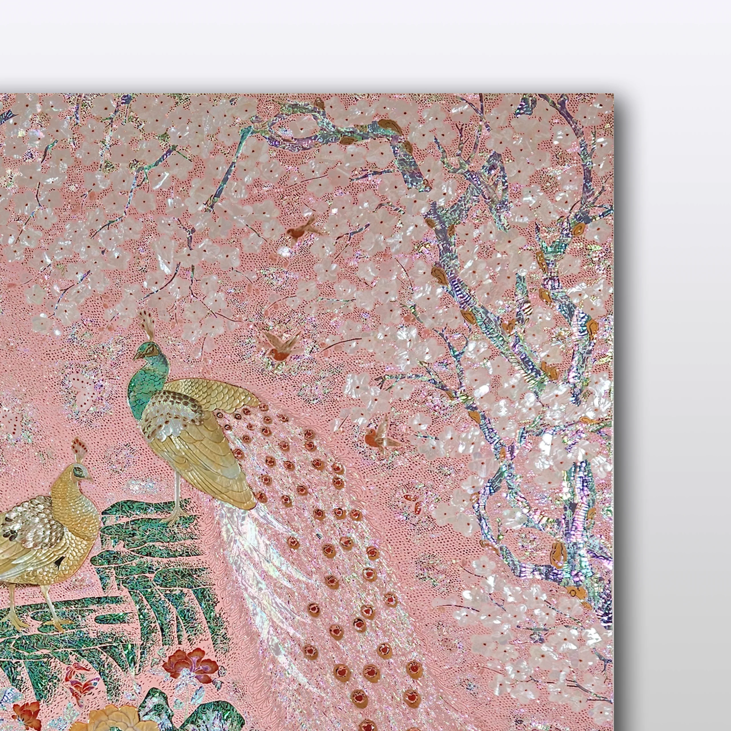 자개로 공작새 한 쌍과 작은 새들, 벚나무가 어우러진 모습을 섬세하게 담아낸 나전 장식 액자 - 문양